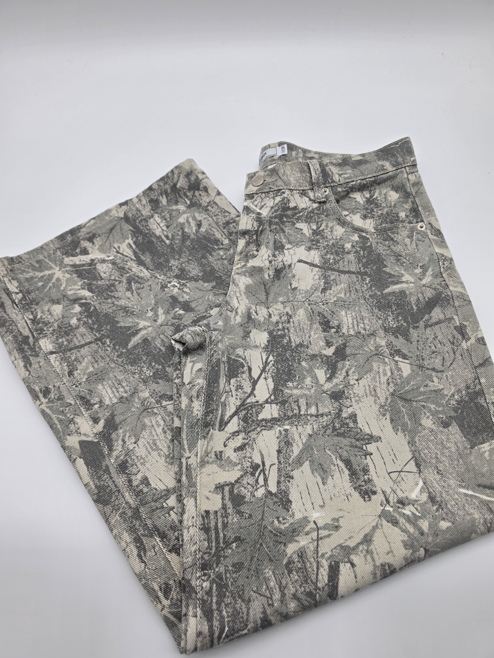 Women’s Wide Leg Flare Jeans in Gray Leaf Print